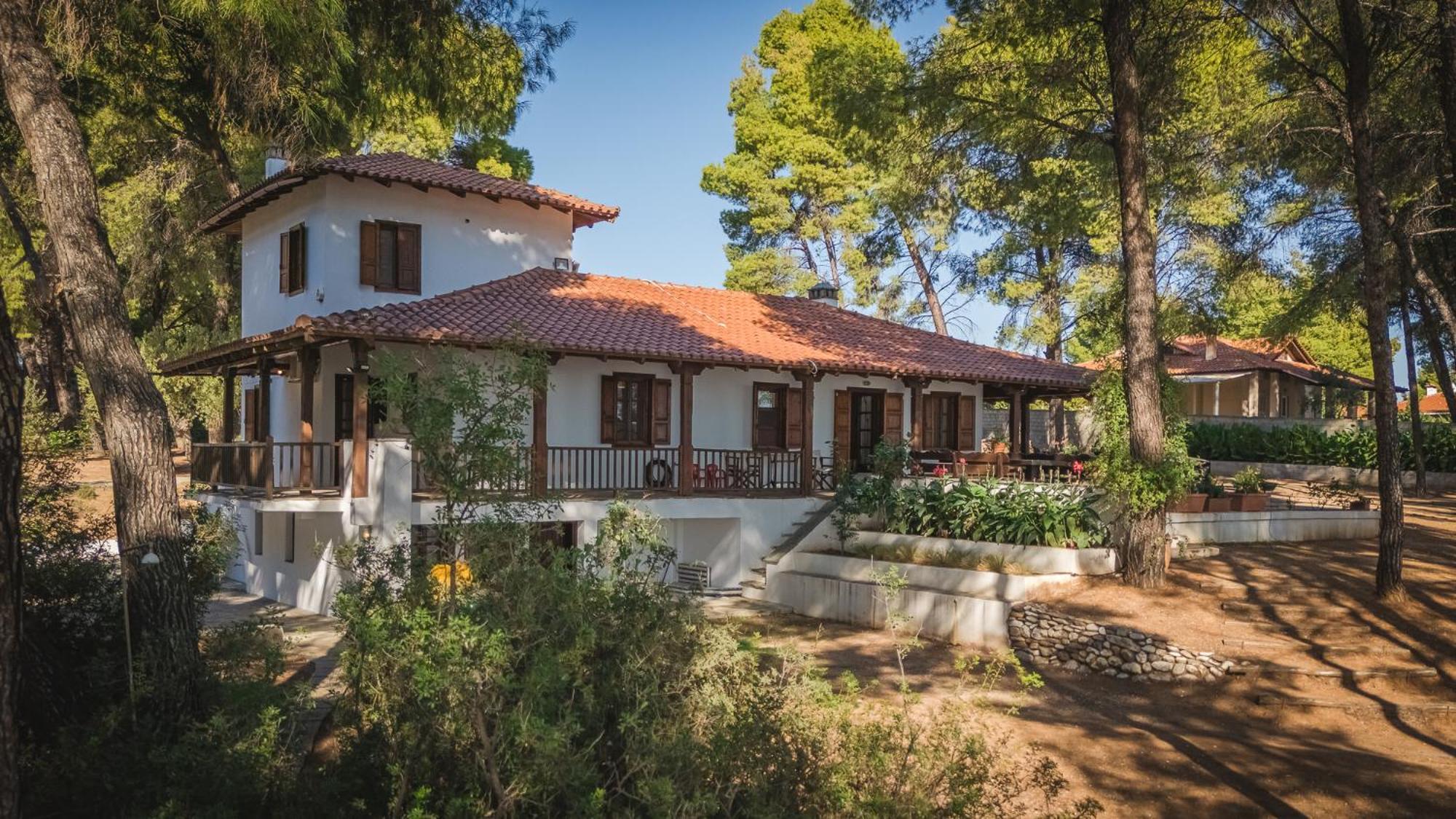 Squirrel Beach Front Villa, Metamorfosi Exterior photo