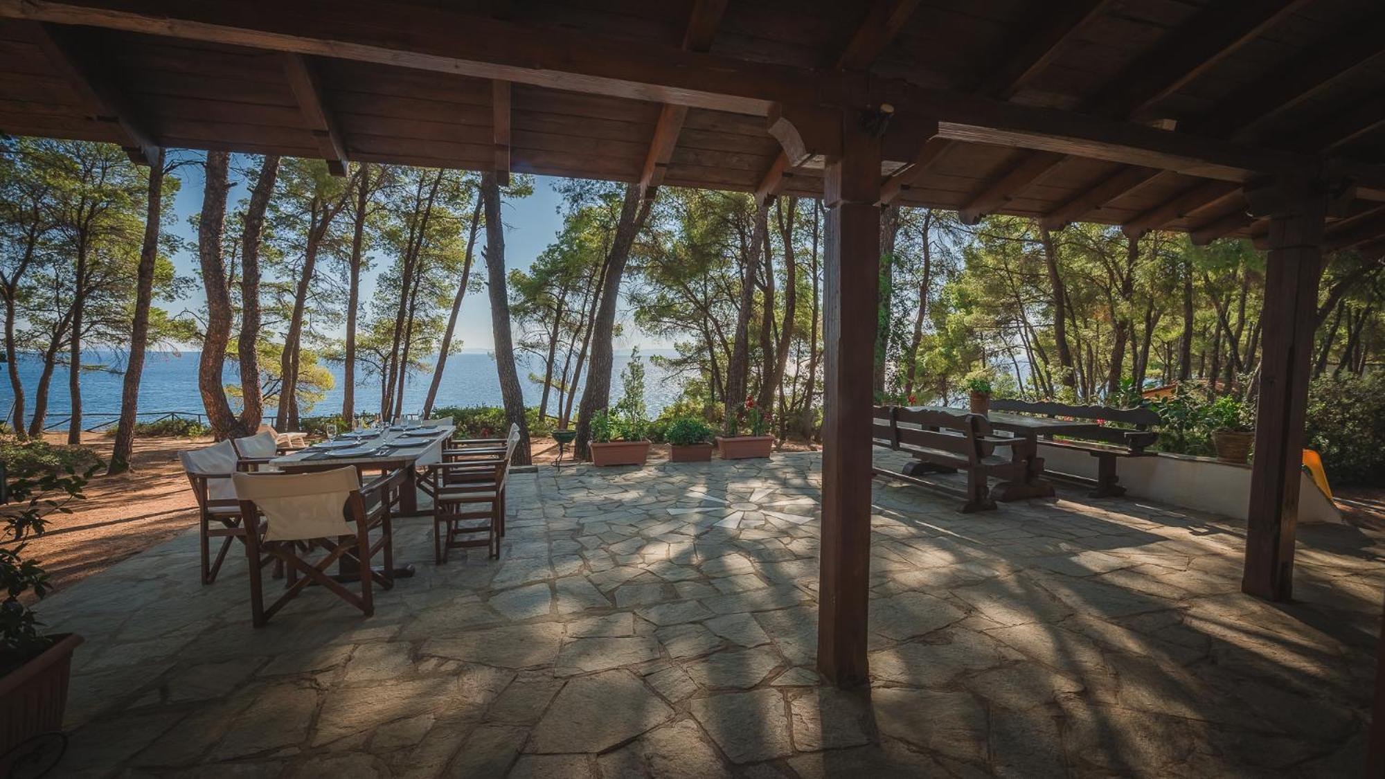Squirrel Beach Front Villa, Metamorfosi Exterior photo