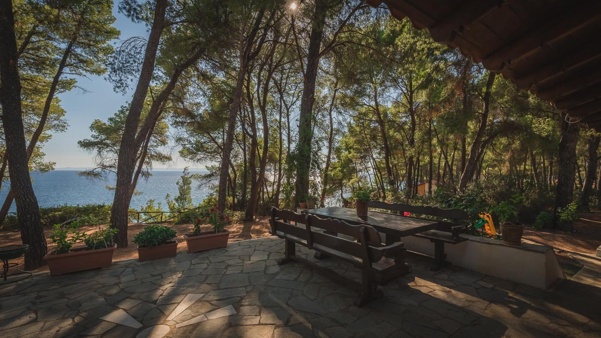 Squirrel Beach Front Villa, Metamorfosi Exterior photo