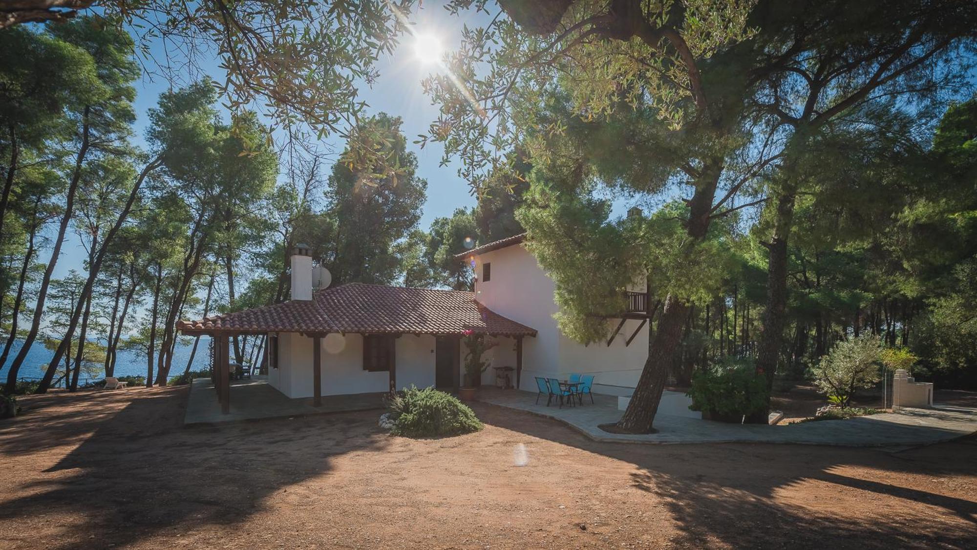 Squirrel Beach Front Villa, Metamorfosi Exterior photo