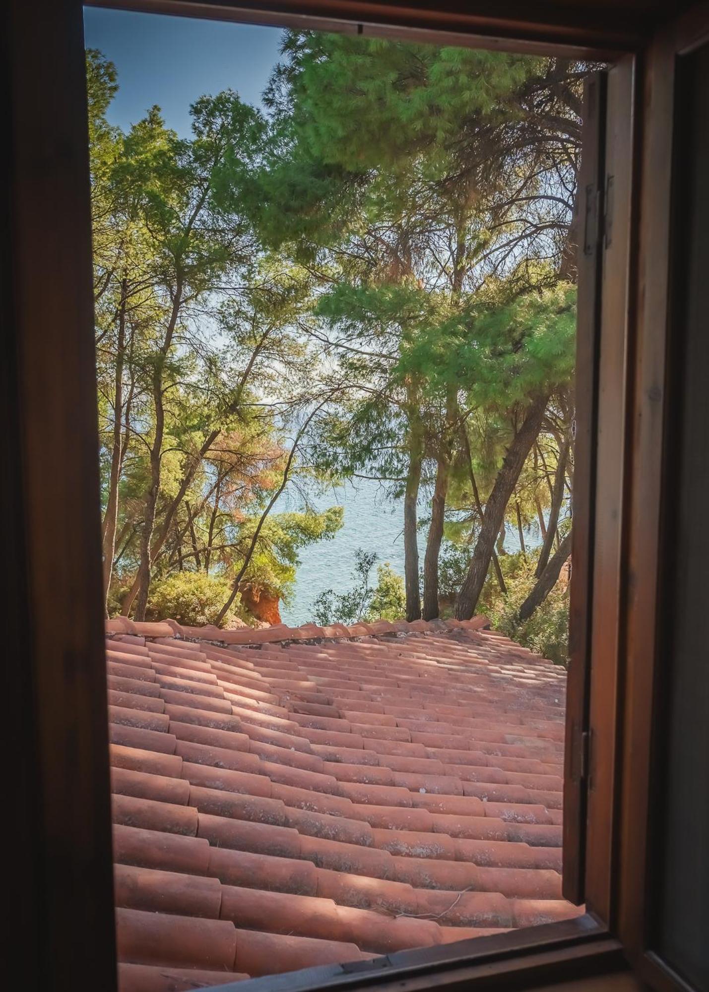 Squirrel Beach Front Villa, Metamorfosi Exterior photo