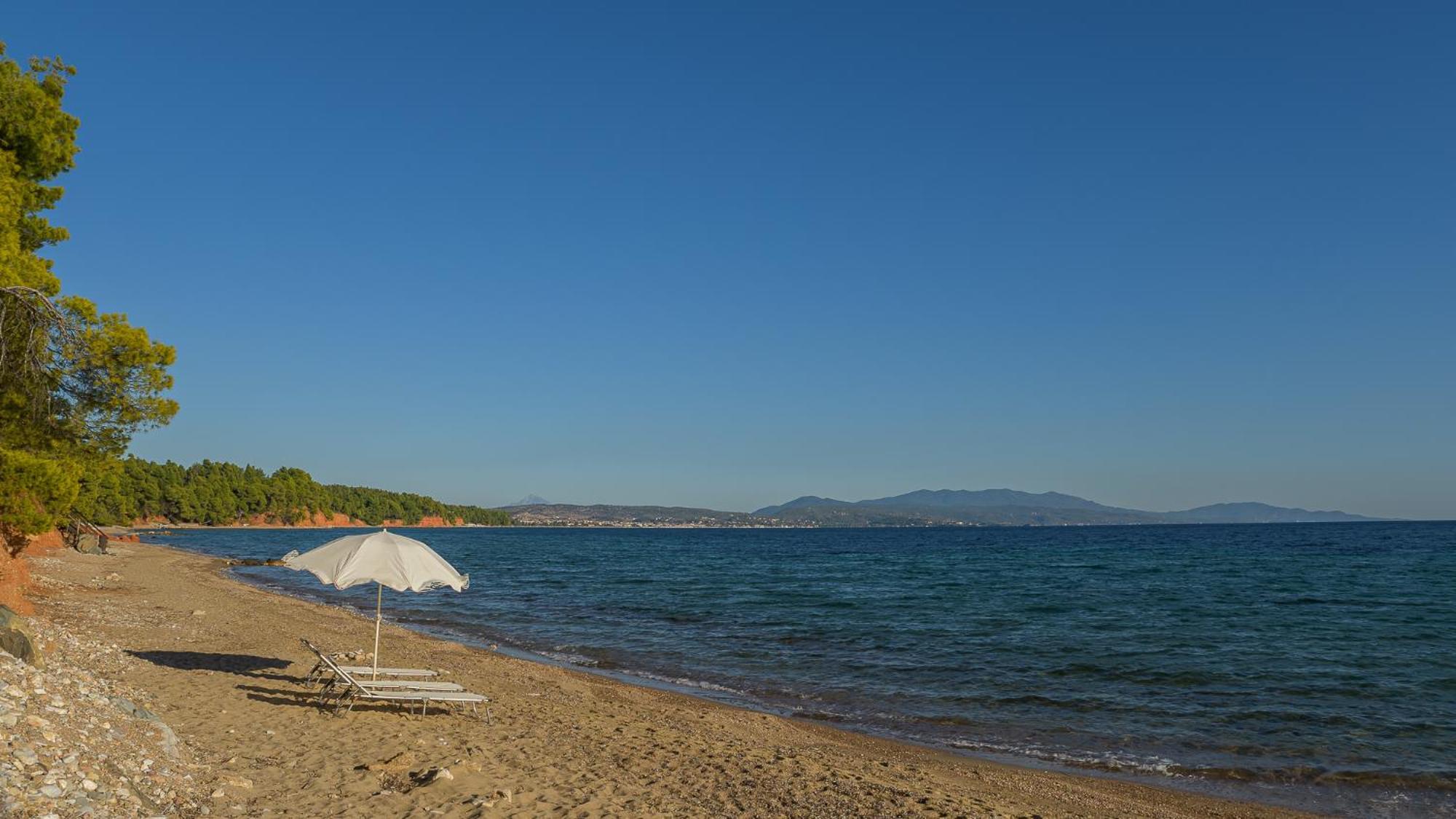 Squirrel Beach Front Villa, Metamorfosi Exterior photo