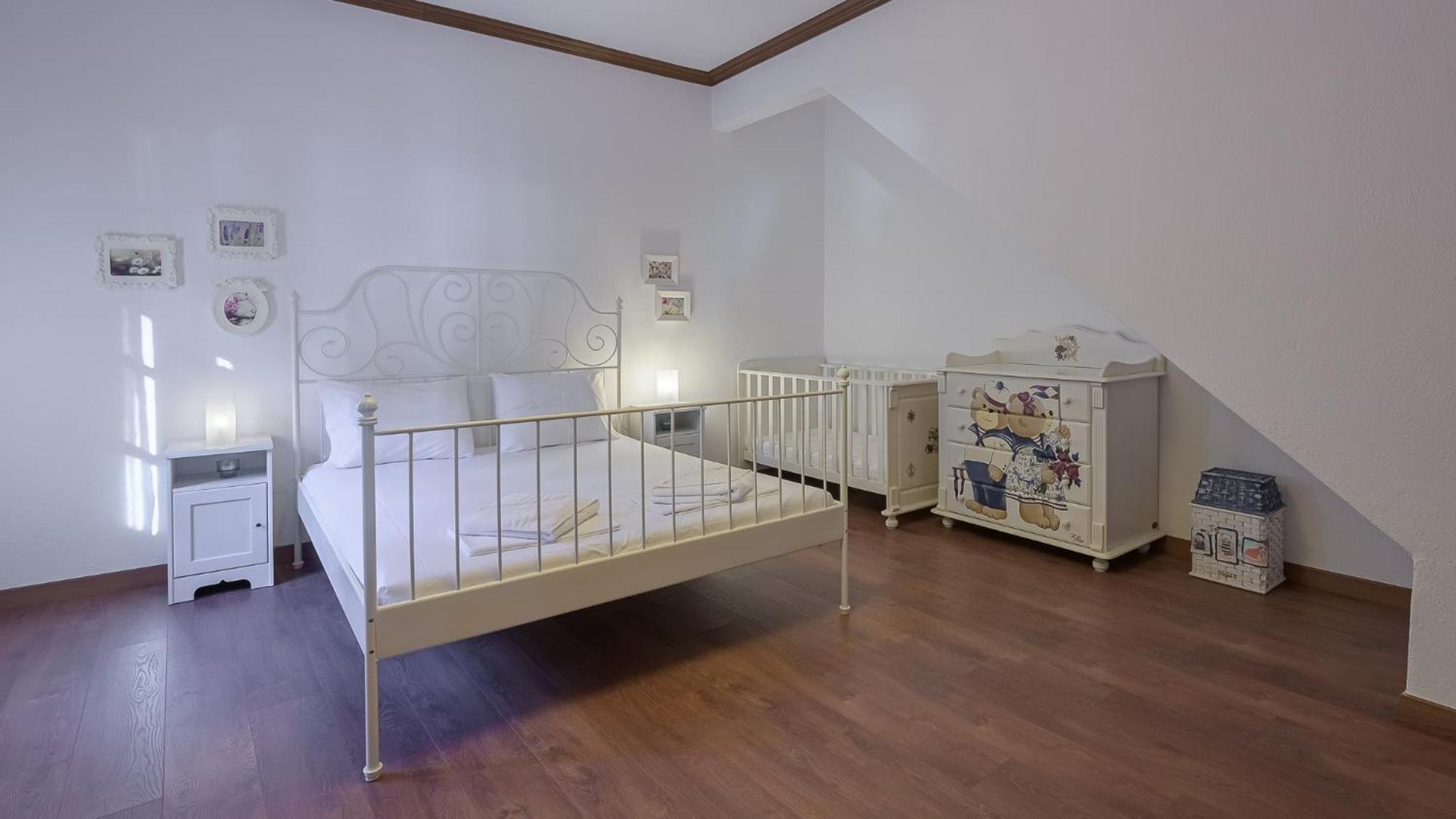 Squirrel Beach Front Villa, Metamorfosi Exterior photo